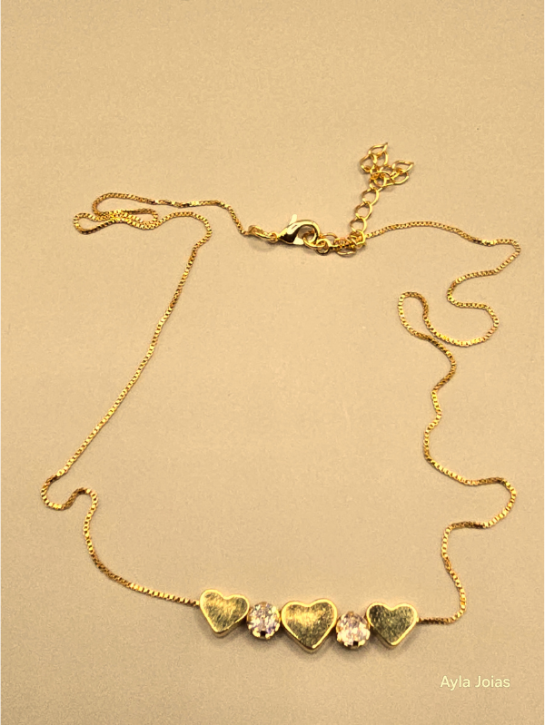 Colar Feminino Banhado a Ouro 18K com 3 Corações e 2 Pingentes - Imagem 3