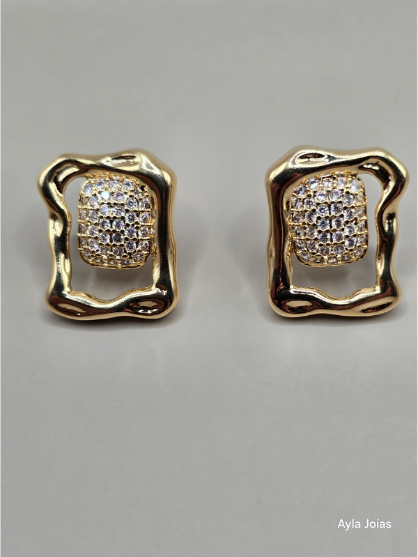 Brinco Botão Cravejado Orgânico – Banhado a Ouro 18K