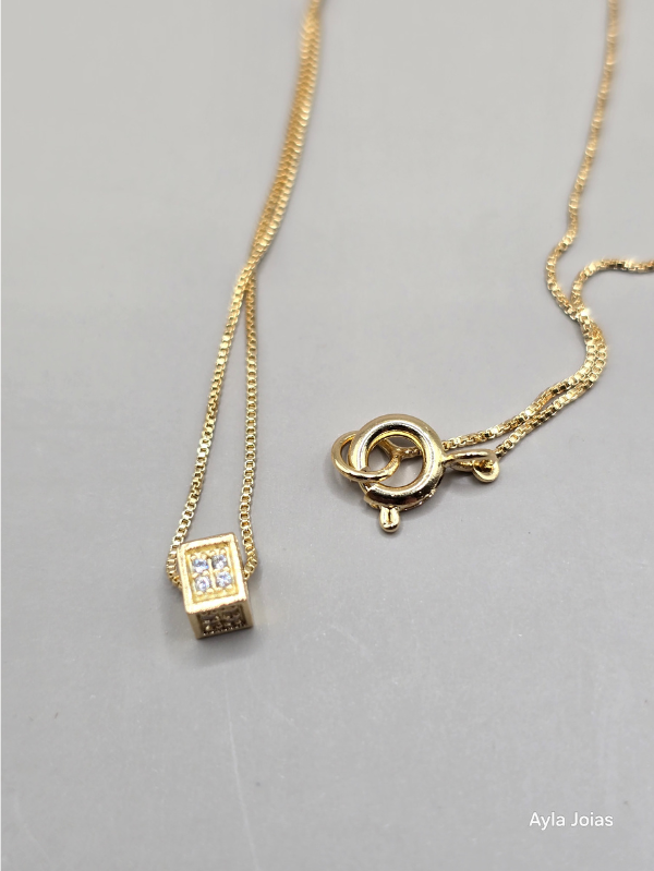 Gargantilha 1 Quadradinho Cravejado – Banhada a Ouro 18K - Imagem 4