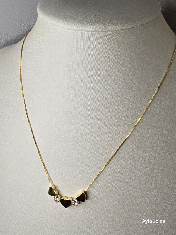Colar Feminino Banhado a Ouro 18K com 3 Corações e 2 Pingentes