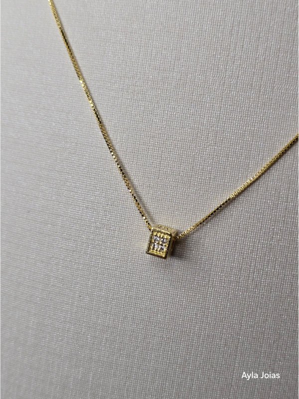 Gargantilha 1 Quadradinho Cravejado – Banhada a Ouro 18K - Imagem 3