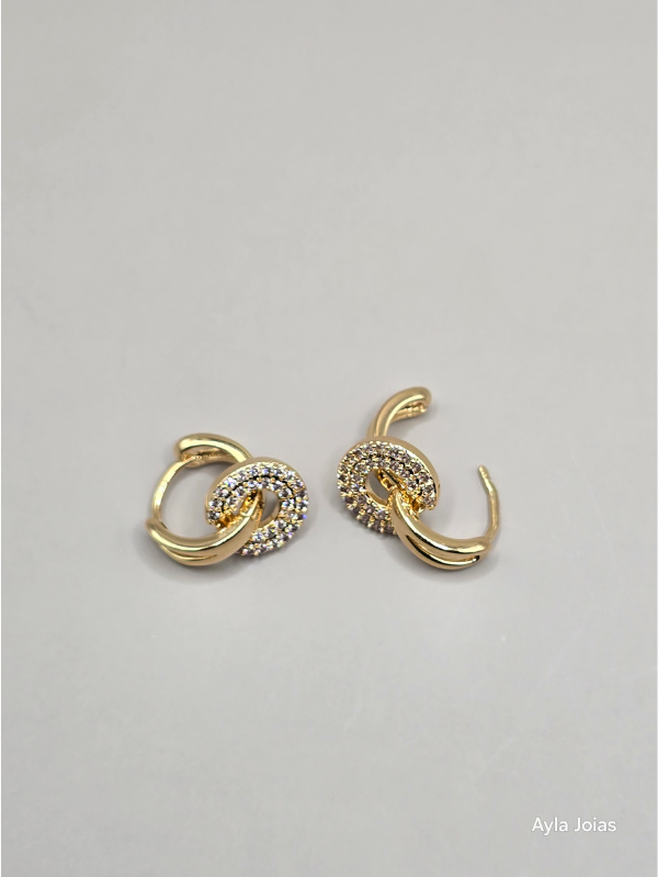 Brinco Cravejado Balanço Redondo – Banhado a Ouro