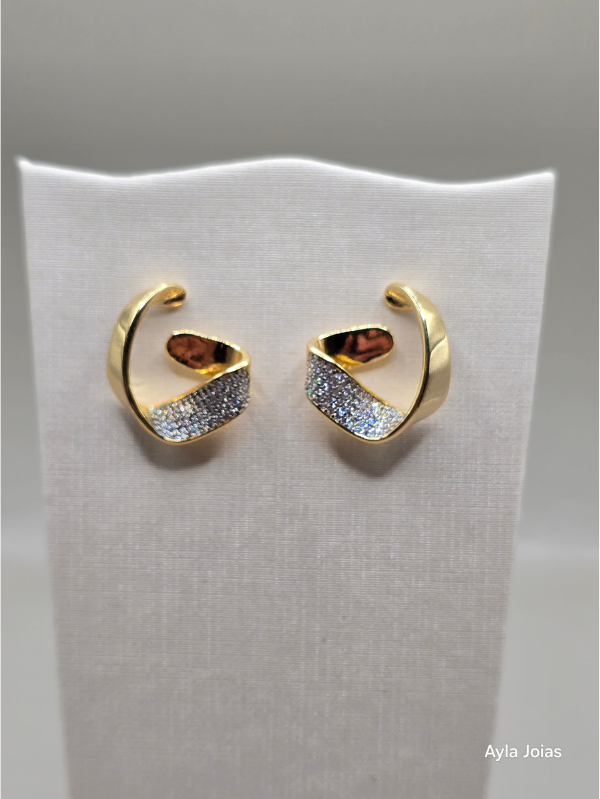Brinco Orgânico Cravejado – Banhado a Ouro